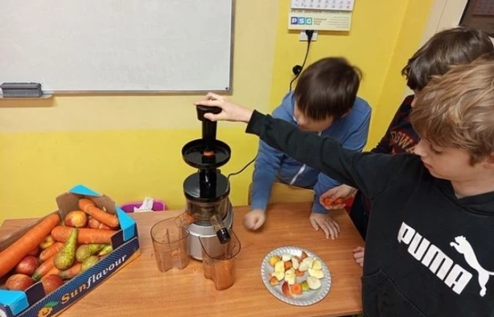 Chłopcy z klasy 5 przygotowują soki warzywno-owocowe