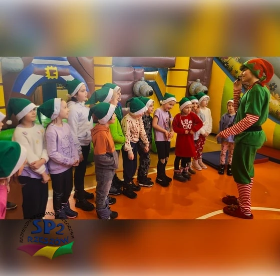 Dzieci stoją przed elfem.