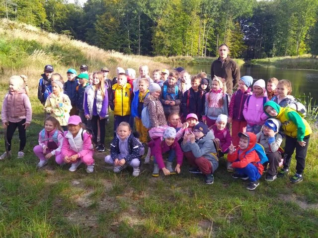 Klasy 1a i 1b na leśnej szkole - zdjęcie grupowe