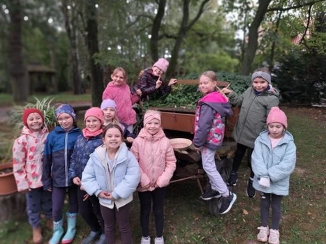 Uczniowie przy wozie w czasie wycieczki do sadów w Albigowej