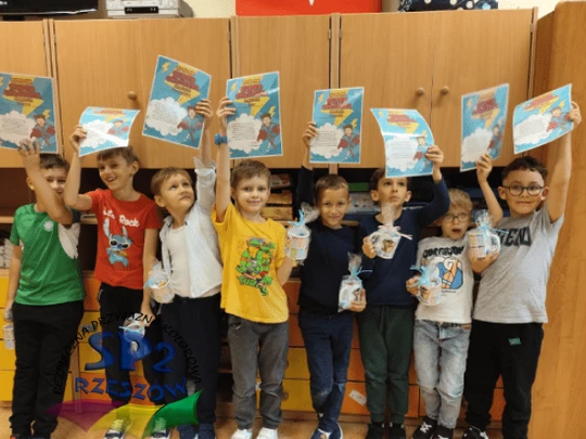 Uczniowie klas młodszych świętują dzień chłopaka