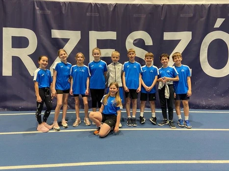 Drużyna uczennic i uczniów reprezentująca SP 2 na zawodach lekkoatletycznych.