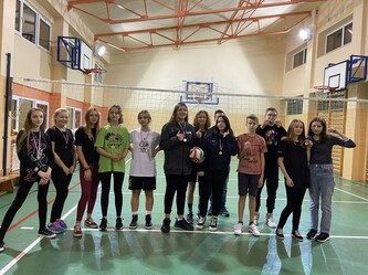 Drużyna zwycięska świątecznych rozgrywek szkolnych w minisiatkówkę