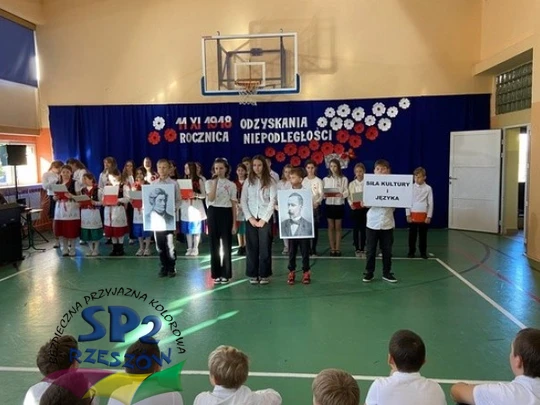Uczniowie klas 6 SP2 występują na akademii z okazji Święta Niepodległości
