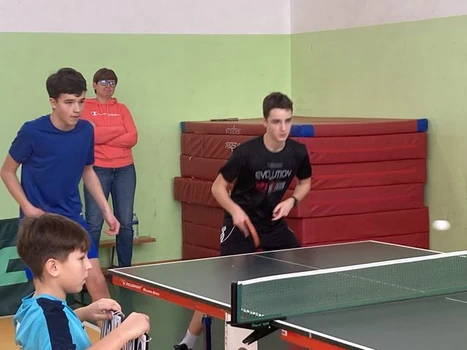 Chłopcy grają w tenisa stołowego