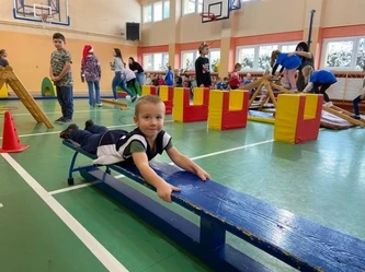 Przedszkolaki biorące udział w olimpiadzie sportowej