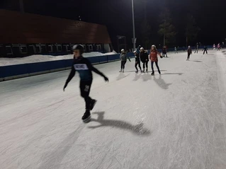Uczniowie przebywają na obozie zimowym zorganizowanym przez UKS