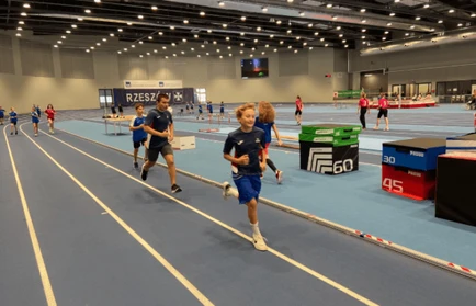 Zawodnicy SP 2 na zawodach lekkoatletycznych.