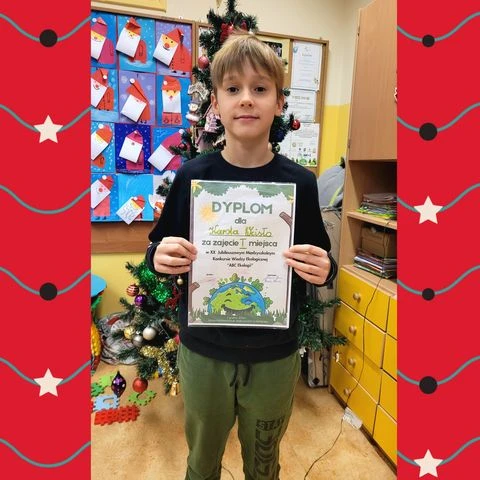 Na zdjęciu Karol Wcisło z dyplomem za wygraną w konkursie.