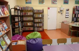 Zdjęcie przedstawia kącik ucznia w bibliotece szkolnej