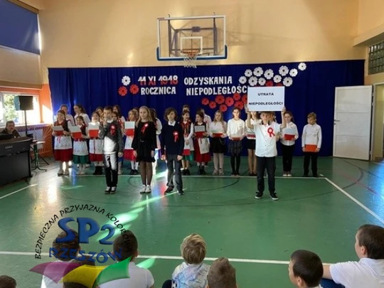 Uczniowie klas 6 występują na apelu z okazji Święta Niepodległości