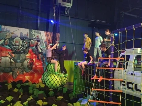 Uczniowie klasy 5a w parku trampolin Grawitacja