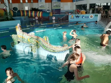 Uczniowie doskonalą naukę pływania w aquaparku na wyjeździe zorganizowanym przez UKS "Dwójka"