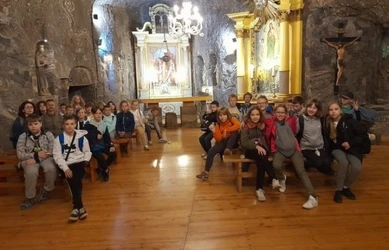 Uczniowie w kaplicy św. Kingi w kopalni soli w Bochni