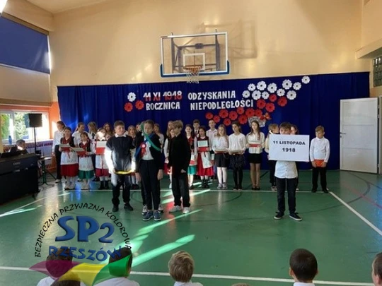 Dzieci występują na apelu.