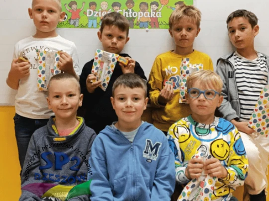 Uczniowie klas młodszych świętują dzień chłopaka