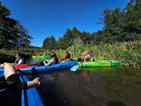 Uczniowie płynący na kajakach rzeką Wieprz