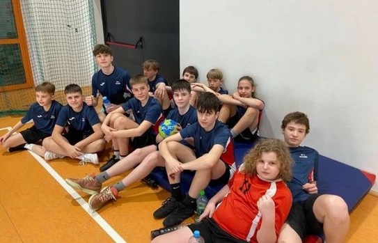 Zmęczeni zawodnicy po meczu piłki ręcznej